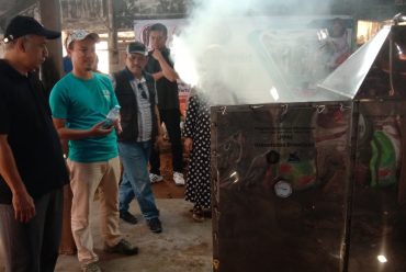 Teknologi Pengasapan Tertutup Tingkatkan Pendapatan Ibu-ibu Desa Sumurgung, Tuban
